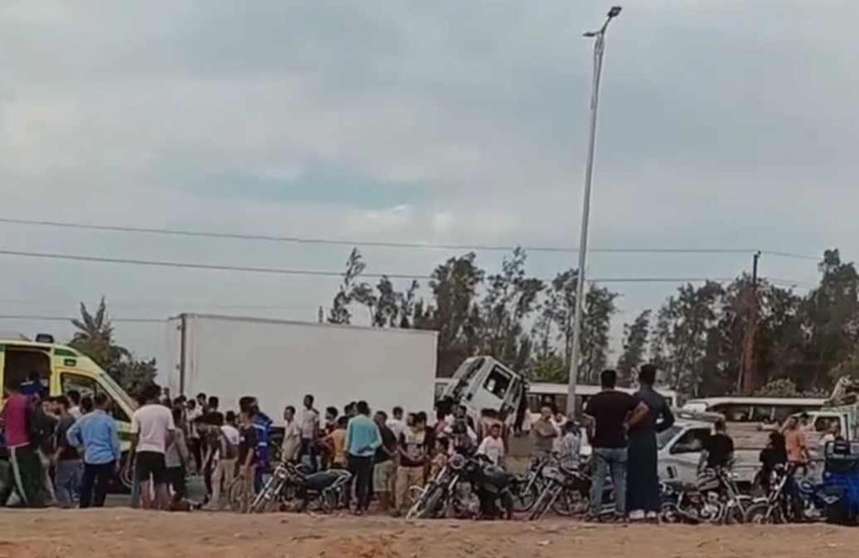 مصرع وإصابة 16 شخصًا إثر وقوع حادث تصادم سيارتين في الشرقية
