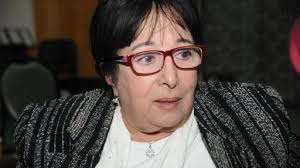 سميرة عبد العزيز تعبر عن استيائها من معاملة الجمهور للفنانين