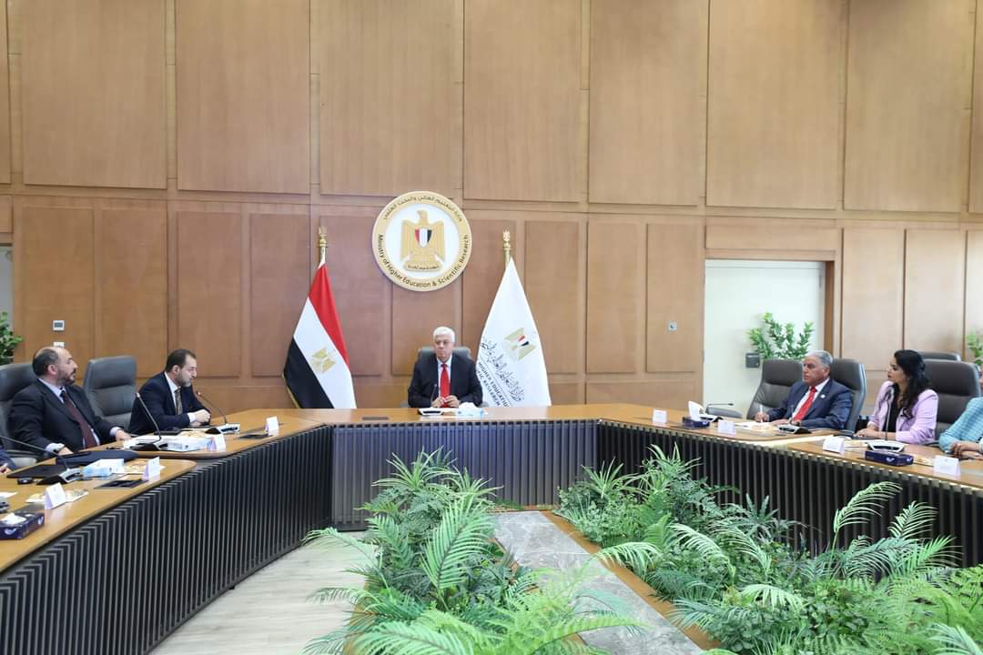 وزير التعليم العالي يرأس اجتماع الجنة العليا لمستشفيات ومراكز ووحدات الأورام
