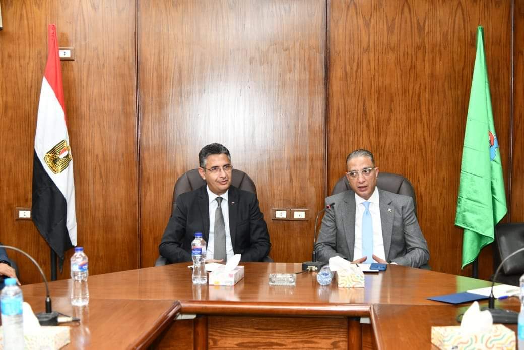 وزير التموين ومحافظ الفيوم يعقدان اجتماعًا مع أعضاء الغرفة التجارية