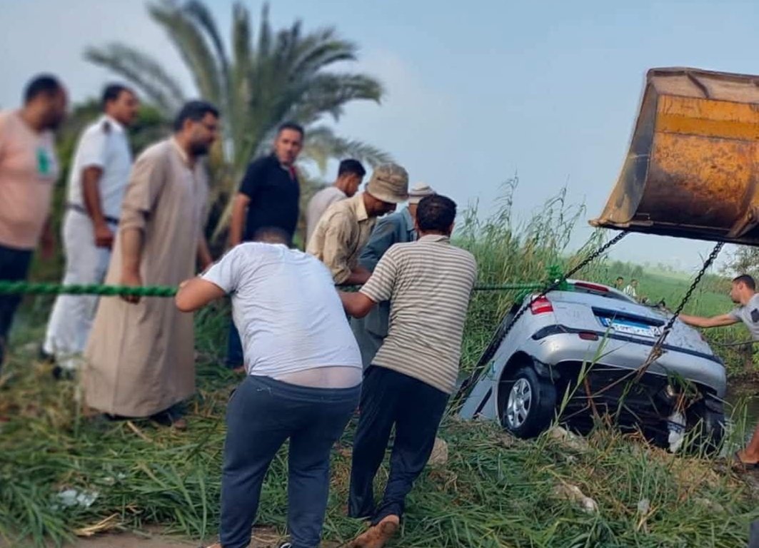 وفاة اب ونجلته إثر انقلاب سيارة ملاكي داخل ترعة بالمنوفية 