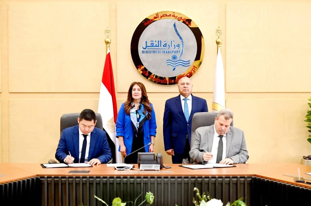 وزير الصناعة وسفيرة الولايات المتحدة الأمريكية في مصر يشهدان توقيع ثلاثة عقود بين الهيئة القومية