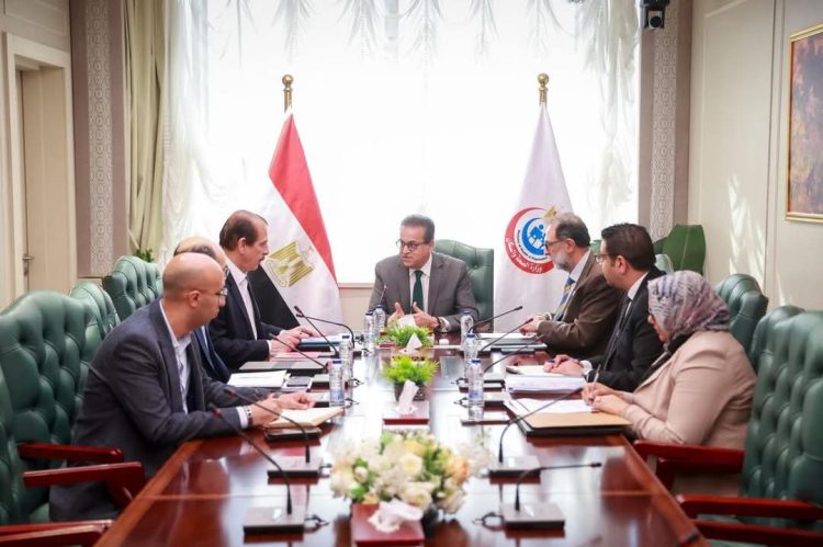 وزير الصحة يعقد إجتمعًا بشأن سلسلة محلات 