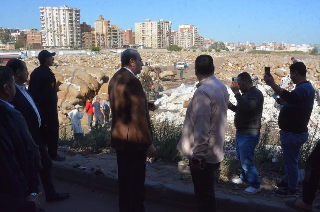 محافظ الغربية يتابع ميدانيًا جهود السيطرة على حريق محلج القطن بحي أول طنطا 