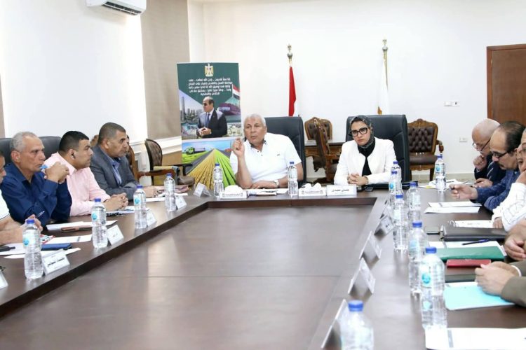محافظ الوادي الجديد يوجه بتيسير إجراءات تملك الأراضي، ودعم الاستثمار الجاد