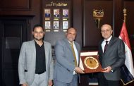 مدير مدرسة النيل الدولية يكرم محافظ الأقصر تقديرًا لجهوده الداعمة للعملية التعليمية