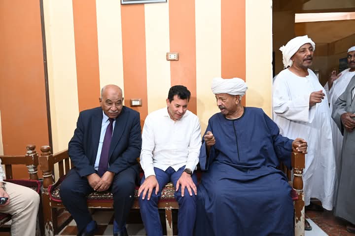 وزير الشباب والرياضة يلتقي مشايخ العبابدة بمدينة دراو بأسوان لبحث المتطلبات