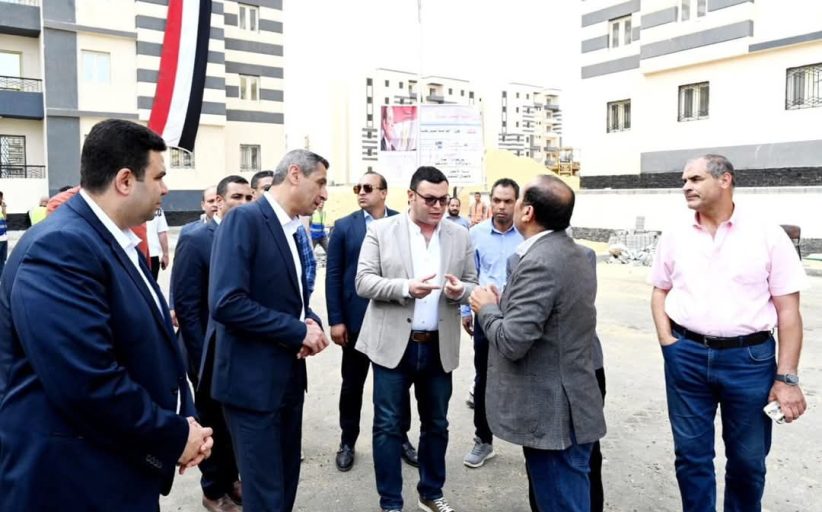 وزير الإسكان يتفقد موقع مشروع 