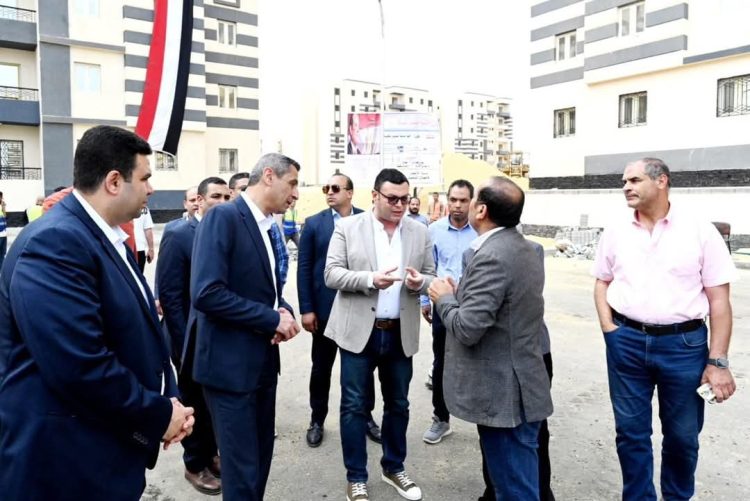 وزير الإسكان يتفقد موقع مشروع 
