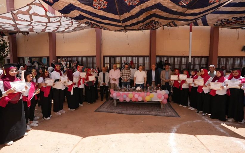محافظ أسيوط يشهد حفل تخريج طالبات مدرسة الأمل للصم ويؤكد دعمه لذوي الهمم