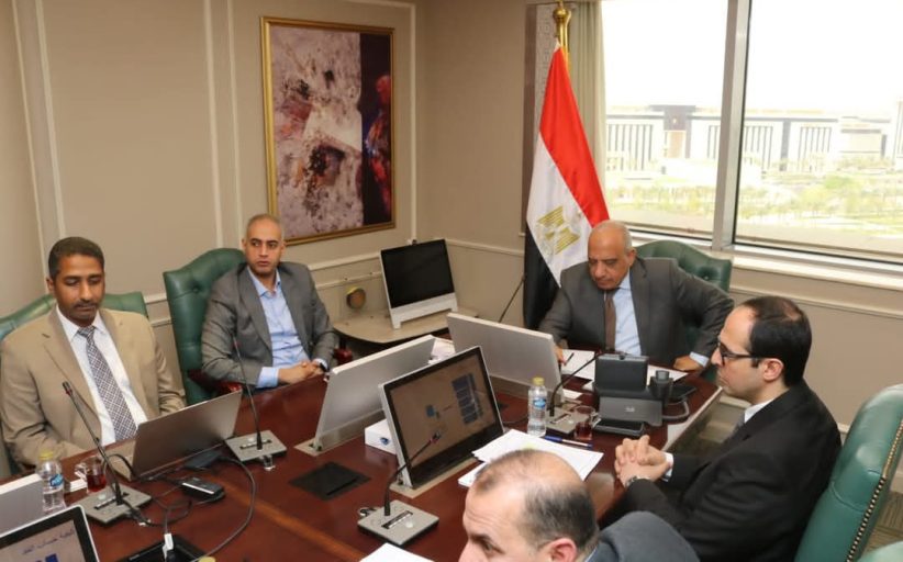 وزير الكهرباء يجتمع مع 