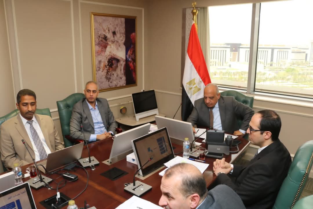 وزير الكهرباء يجتمع مع 