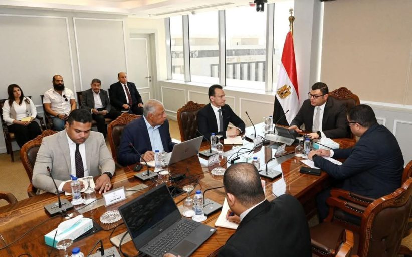وزير الإسكان يعقد اجتماعاً لمتابعة الموقف التنفيذي لـ