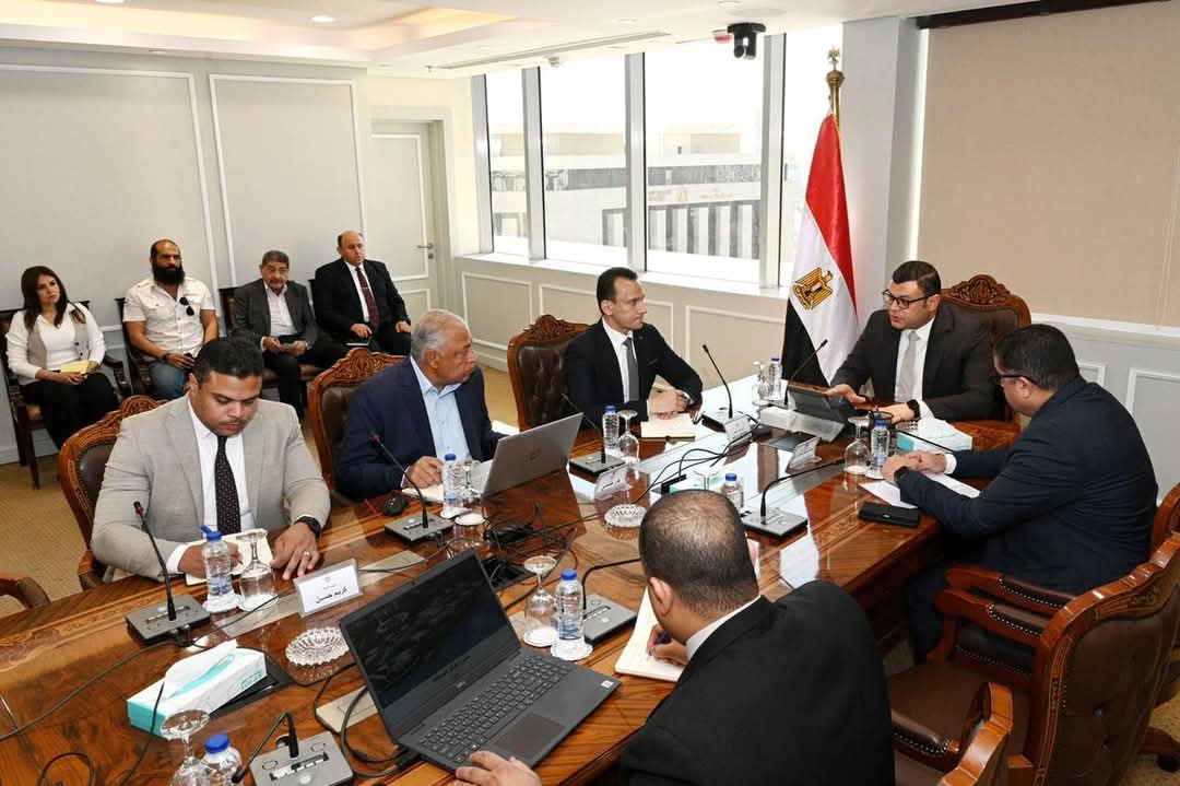 وزير الإسكان يعقد اجتماعاً لمتابعة الموقف التنفيذي لـ