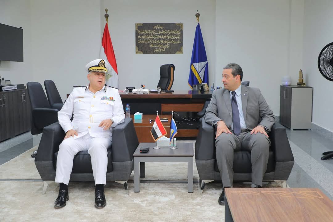 مدير أمن دمياط يقدم التهنئة إلي المحافظ بالعيد القومي للمحافظة 