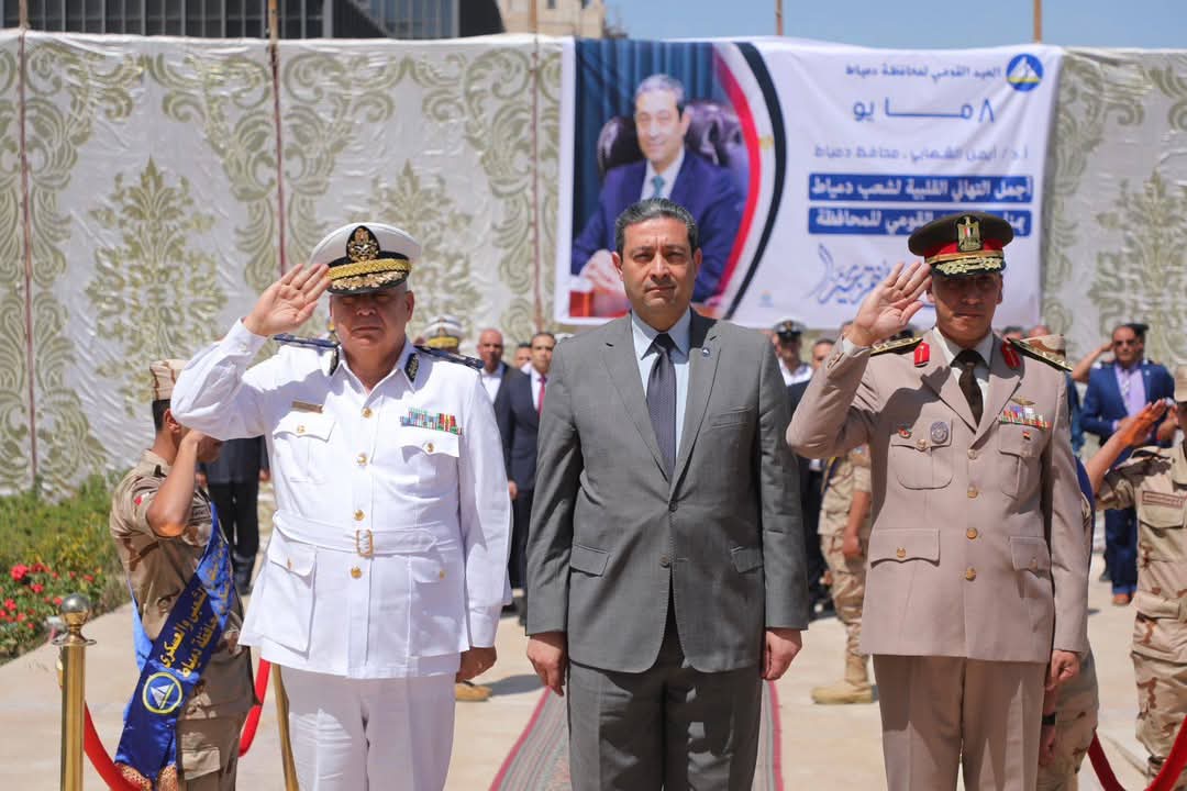 مدير أمن دمياط يضع إكليل من الزهور على النصب التذكارى للجندى المجهول