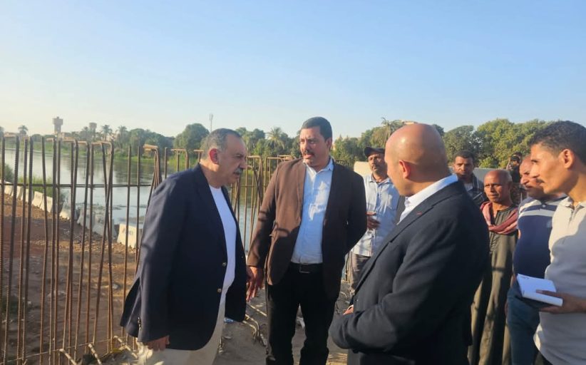 محافظ أسيوط يتفقد أعمال تطوير مدخل قرية بني قرة ونقل موقف السرفيس