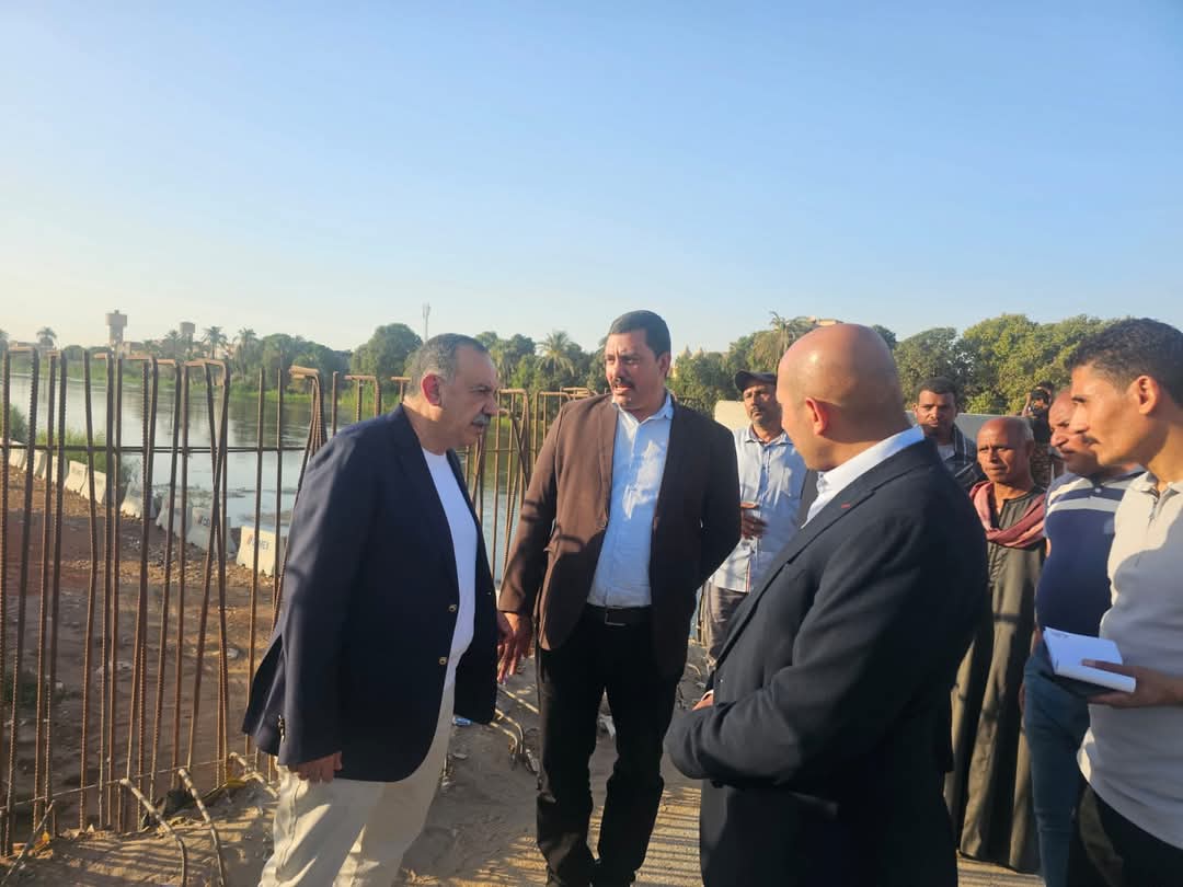محافظ أسيوط يتفقد أعمال تطوير مدخل قرية بني قرة ونقل موقف السرفيس