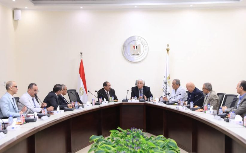 عاشور يعقد اجتماعًا مع أعضاء اللجنة الوزارية لمناقشة ملفات التعيين