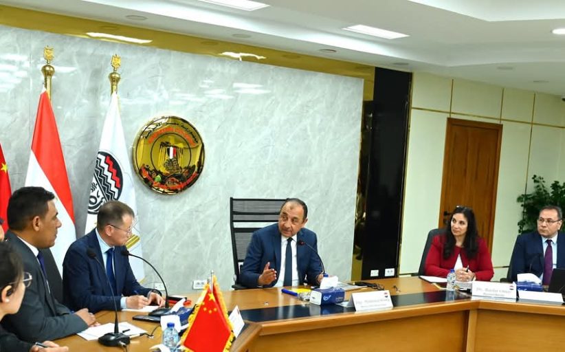 وزير قطاع الأعمال يستقبل وفدًا صينيًا يضم مستثمرين لشركات الغزل والنسيج لبحث فرص الشراكة