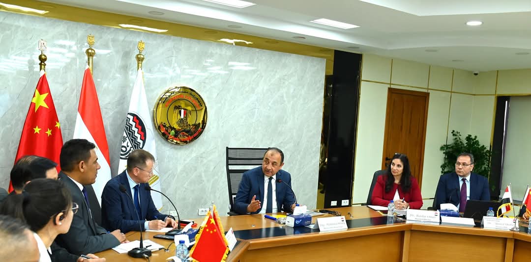 وزير قطاع الأعمال يستقبل وفدًا صينيًا يضم مستثمرين لشركات الغزل والنسيج لبحث فرص الشراكة