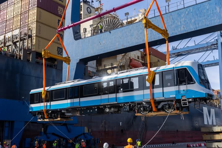 وزير النقل يعلن وصول أول قطار مكيف للخط الأول لمترو الأنفاق إلى ميناء الإسكندرية