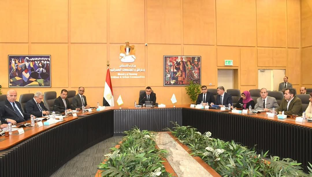 وزير الإسكان يتابع مشروعات مياه الشرب والصرف الصحي ضمن 