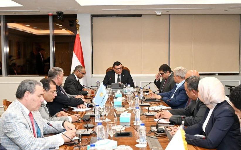 وزير الإسكان يتابع الجهود المبذولة في ملف تحلية المياه