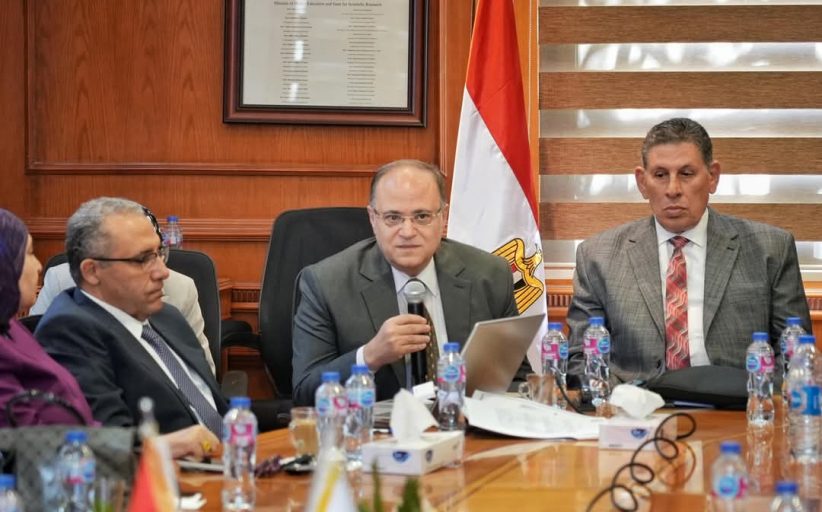 رئيس هيئة الدواء المصرية يشارك في اجتماع لجنة قطاع الدراسات الصيدلية