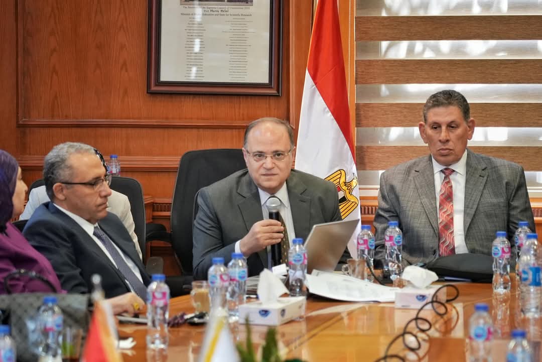 رئيس هيئة الدواء المصرية يشارك في اجتماع لجنة قطاع الدراسات الصيدلية