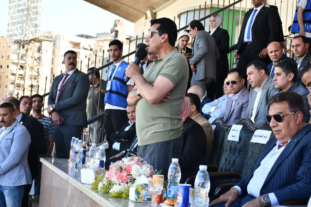 وزير الشباب يفتتح المرحلة الأولى من أعمال تطوير الملعب ويتفقد مبنى نُزل الشباب بالمنصورة