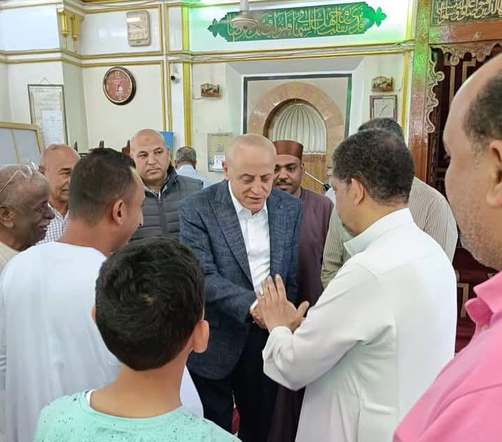 محافظ الأقصر يؤدى شعائر صلاة الجمعة بمسجد سيدي أحمد النجم
