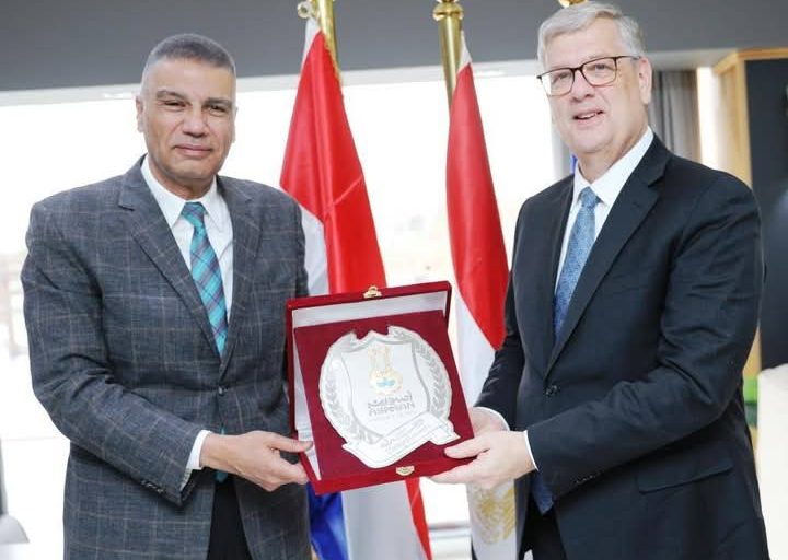 محافظ أسوان يبحث مع سفير هولندا عن تعزيز التعاون الاستثماري والسياحي