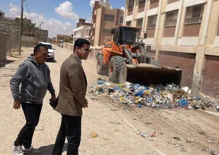 محافظ مطروح يتابع أعمال النظافة بمنطقة الكيلو 4 بحي الزهور