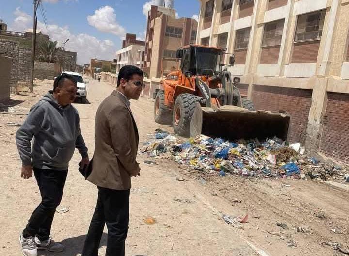 محافظ مطروح يتابع أعمال النظافة بمنطقة الكيلو 4 بحي الزهور