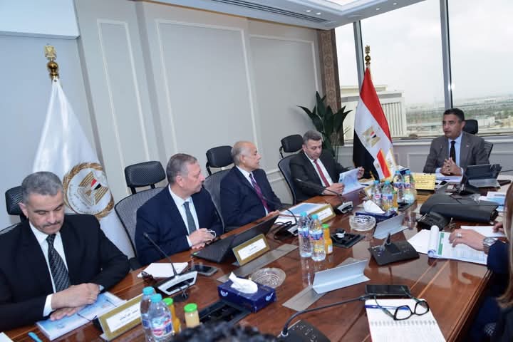 وزير التموين يتابع مع رئيس مجلس إدارة شركة قها للأغذية خطط دعم السوق وتوافر المنتجات الغذائية