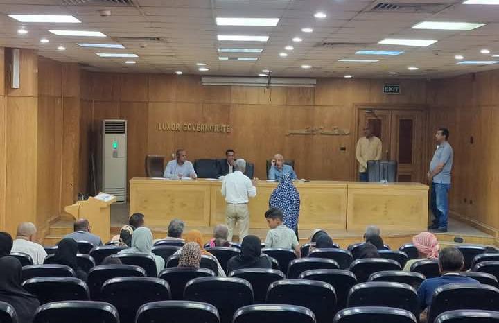 سكرتير عام الأقصر يبحث 31 شكوى وطلبًا في لقاء اليوم المفتوح مع المواطنين