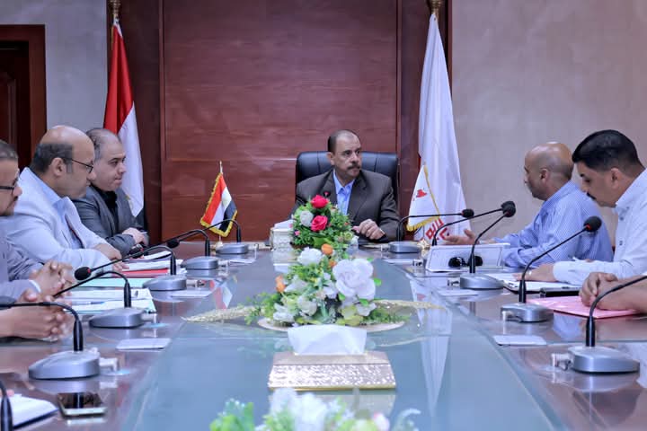 محافظ سوهاج يتابع مشروعات الرصف، ويحدد جدولًا زمنيًا لبدء تنفيذ أخرى