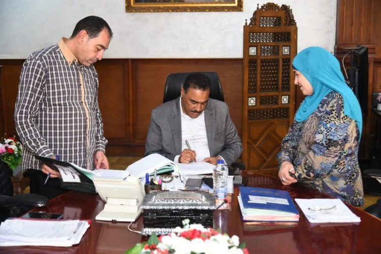 محافظ مطروح يعتمد قرارات تقنين أراضي الدولة لتحقيق الاستقرار للمواطنين