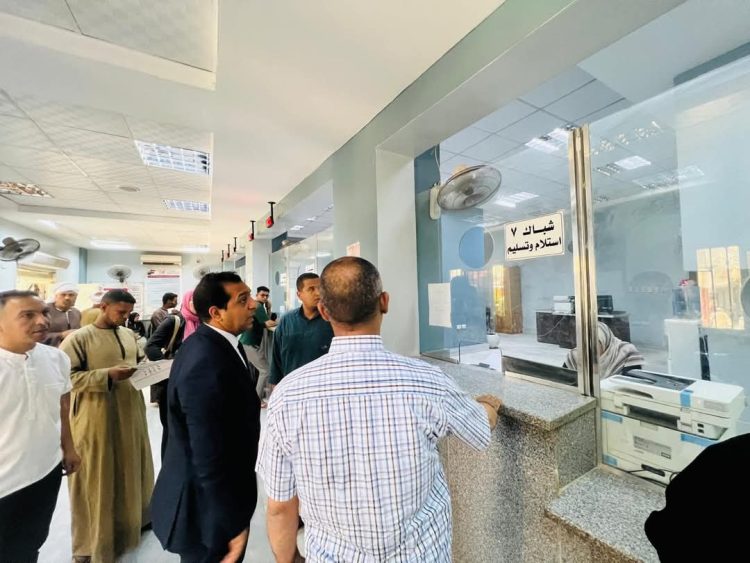 نائب محافظ قنا يتفقد خدمات نقادة، ويدعم الحرف التراثية