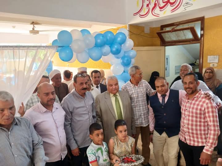 وكيل وزارة التعليم بالأقصر يفتتح معرض الوحدة المنتجة بإدارة الزينيه التعليمية