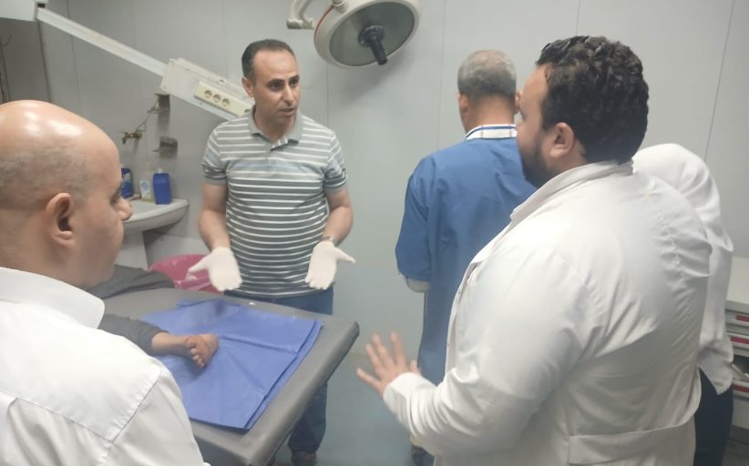 وكيل صحة الشرقية يفاجئ مستشفى أبوحماد ليلاً، ويجري خياطة لطفل