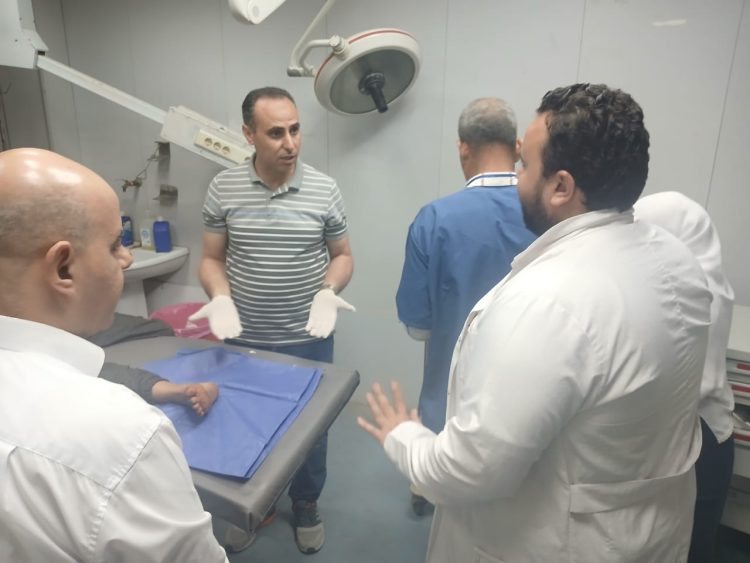 وكيل صحة الشرقية يفاجئ مستشفى أبوحماد ليلاً، ويجري خياطة لطفل