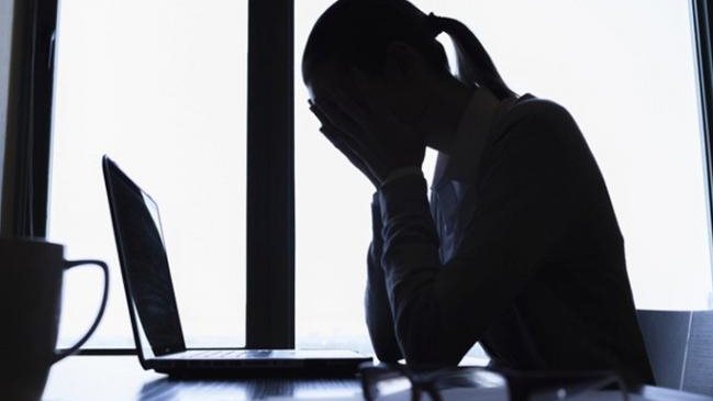 القانون لا يرحم.. تعرفي كيف لا تصبحي ضحية للمتحرش وطريقة الإبلاغ عنه وبخصوصية تامة