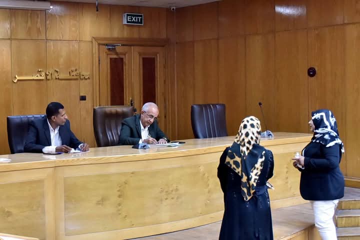 سكرتير عام الأقصر يبحث شكاوي المواطنين، ويوجه بحلول عاجلة وفورية