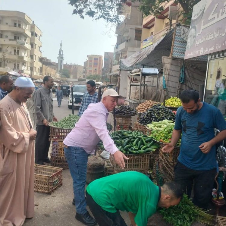 محافظ أسيوط: حملات لإزالة اشغالات وتعديات الباعة الجائلين على شوارع مدينة منفلوط