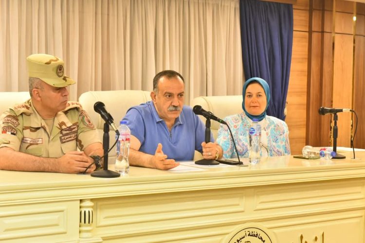محافظ أسيوط يؤكد ضرورة رفع الوعى لدى الشباب والنشء بمخاطر الهجرة غير الشرعية