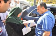 محافظ أسيوط يرافق سيدة إلى مستشفى الرمد ويوجه بعلاجها على نفقة التضامن الاجتماعي