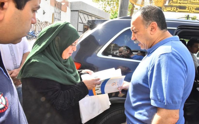 محافظ أسيوط يرافق سيدة إلى مستشفى الرمد ويوجه بعلاجها على نفقة التضامن الاجتماعي