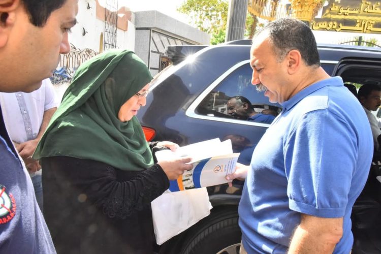 محافظ أسيوط يرافق سيدة إلى مستشفى الرمد ويوجه بعلاجها على نفقة التضامن الاجتماعي
